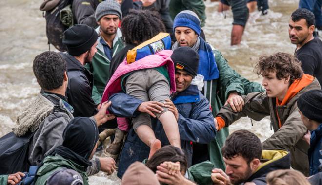 O nouă tabără cu sute de migranți, evacuată din Paris - evacuaretabara-1459349515.jpg