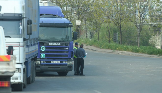 Evaziune fiscală și contrabandă, pe șoselele din Constanța - evaziunepesosele1-1375193139.jpg