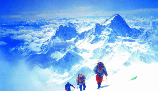 Avalanșă pe Everest în urma cutremurului din Nepal. Patru alpiniști români se află pe munte - everest-1429958897.jpg