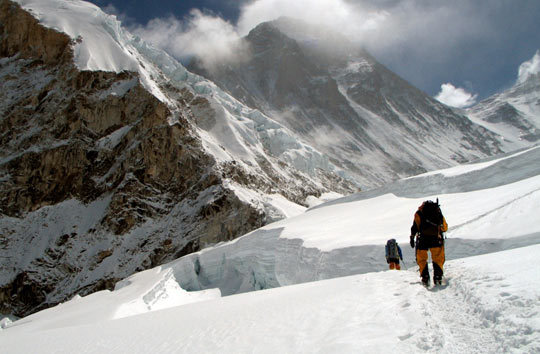 Alpinist celebru, găsit mort pe Everest - everest2-1526889546.jpg