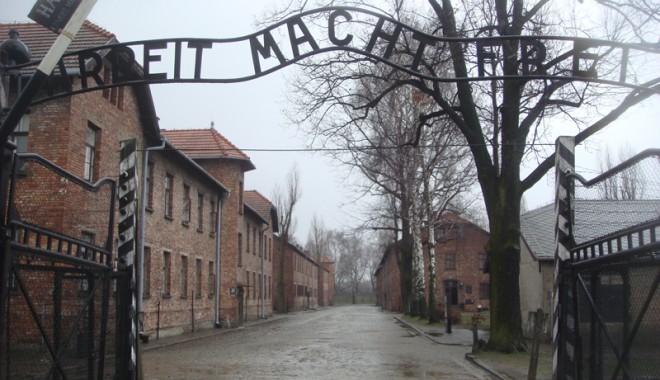 Șeful diplomației iraniene condamnă masacrul evreilor de către naziști - evrei-1378481059.jpg