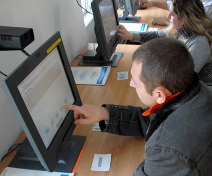 Examenul scris pentru permisul auto, suspendat două zile. Iată în ce zile! - examen-1350205433.jpg