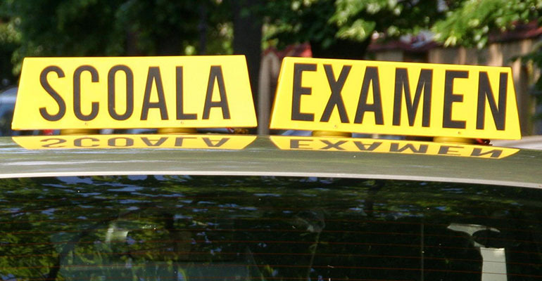 Accident la examenul auto. O femeie a lovit o maşină şi un instructor în doar câteva secunde - examen-1760443026.jpg