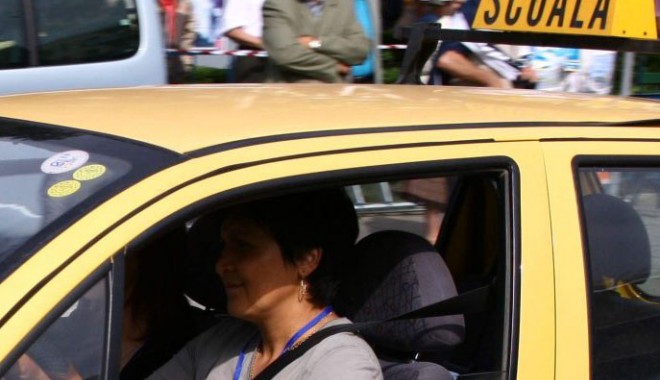 Examenul scris pentru permisul auto, suspendat două zile - examenautotraseu-1350246515.jpg