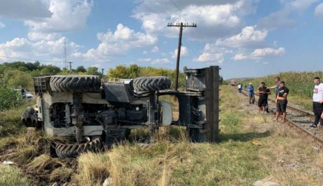 Un bărbat care conducea un excavator a fost lovit de tren - excavator-1631636802.jpg