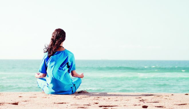 Exerciții de yoga, dimineața, pe malul mării - exercitii-1534867656.jpg