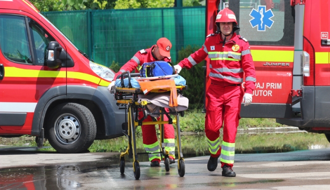 IMAGINI DE GROAZĂ ÎN EFORIE. STROPIT CU BENZINĂ, UN BĂRBAT AMENINȚĂ CĂ-ȘI DĂ FOC - exercitiu11464367697-1468225442.jpg