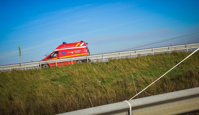GRAV ACCIDENT RUTIER LA AGIGEA / Șofer beat, izbit cu mașina în parapet, descarcerat de ceilalți șoferi - exercitiuaccidentautostradapompi-1475394167.jpg