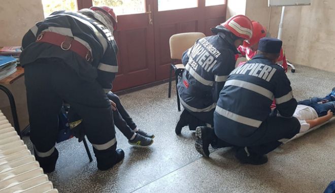 Școală lovită de meteoriți.  Scenariu apocaliptic la Cernavodă! - exercitiuscoala-1540309870.jpg