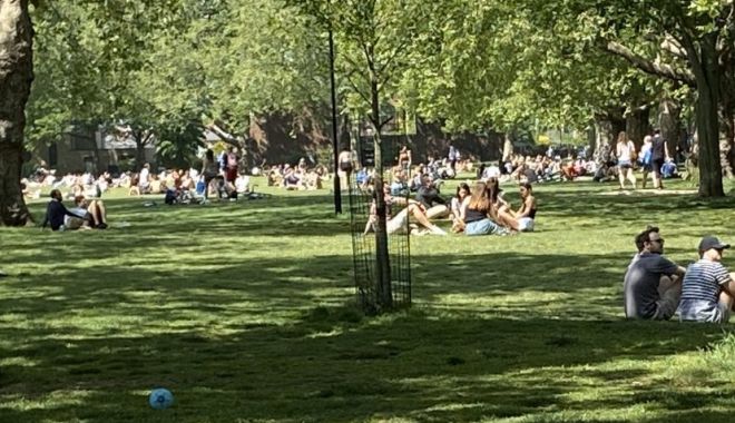 Picnic în timp de pandemie la Londra. 