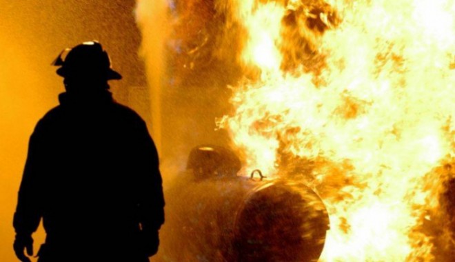 Incendiu PUTERNIC la un centru de butelii. O persoană, blocată în clădire - explo6976640053209700-1357548952.jpg