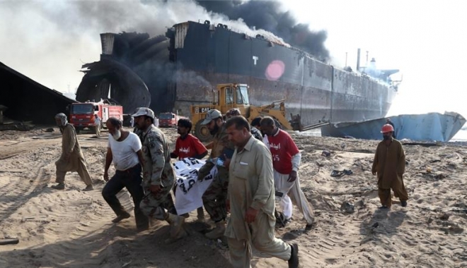 ACCIDENT NAVAL cu ZECI DE MORȚI și RĂNIȚI. Tanc petrolier, explodat în port - explozie-1478162560.jpg
