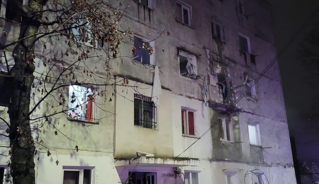 Explozie devastatoare într-un bloc de garsoniere. Un bărbat de 63 ani, surprins sub dărâmături - explozie-1733648075.jpg