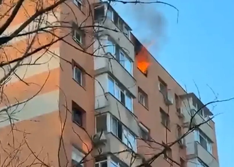 Explozie într-un apartament. Flăcări și fum dens după ce o trotinetă electrică a luat foc peste noapte