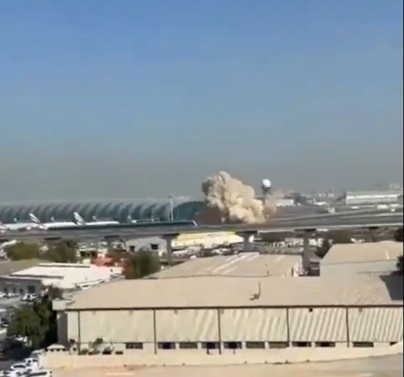 Explozie și panică la aeroportul din Dubai. Zborurile suspendate, turiști blocați - explozieaeroportdubai-1772873079.webp