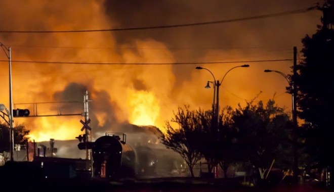 Un tren de marfă încărcat cu țiței a explodat în Canada. Cel puțin 40 de persoane sunt date dispărute - exploziecanada-1373229804.jpg