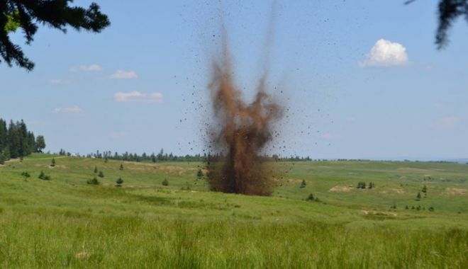 Bombă de aviație de 50 de Kg, descoperită pe un drum intens circulat - exploziecontrolata157222900-1566907578.jpg