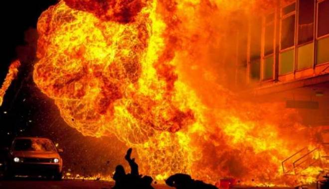 Explozie soldată cu cel puțin 15 morți - explozielapompieridoimilitaricua-1452701428.jpg
