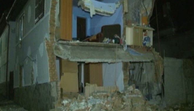 Copii răniți GRAV după ce casa lor A SĂRIT ÎN AER - exploziesibiu88416100-1364025401.jpg
