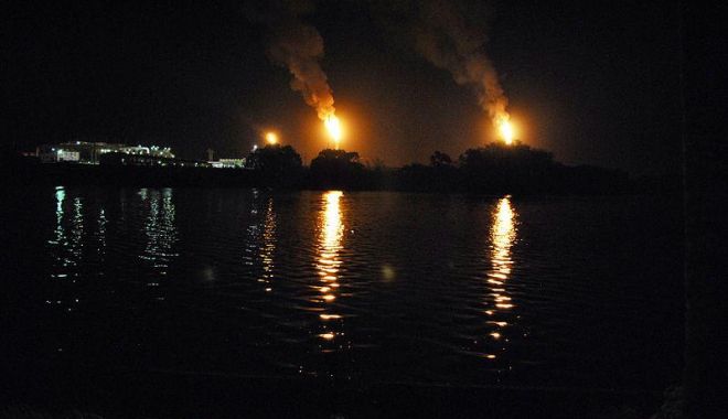 Explozie și incendiu la o conductă petrolieră din Golful Mexic - exploziesiincendiulaoconductapet-1609749878.jpg
