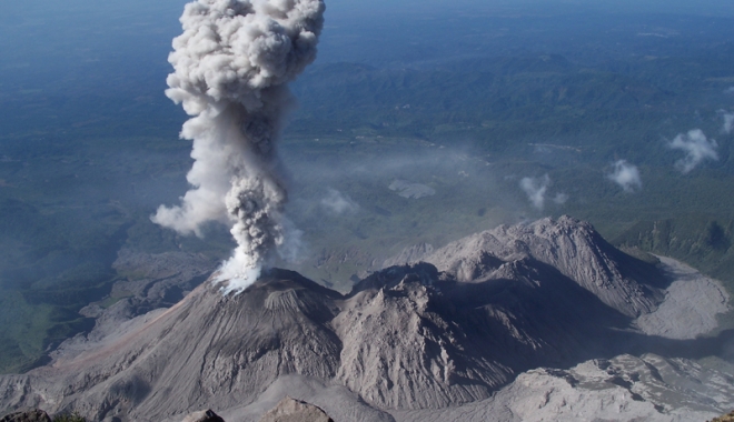 Puternică explozie  a vulcanului Santiaguito din Guatemala - explozievulcan-1473683170.jpg