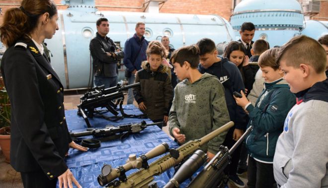 Expoziție de tehnică militară și defilare cu torțe, de Ziua Armatei Române, la Constanța - expozitie-1540309658.jpg