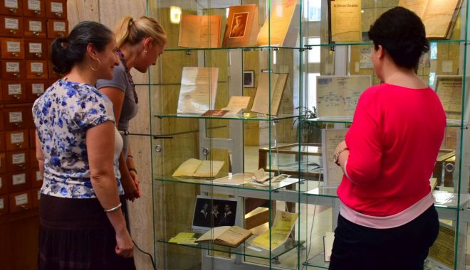 Expoziție de poeți, la Biblioteca Județeană - expozitie-1583876663.jpg
