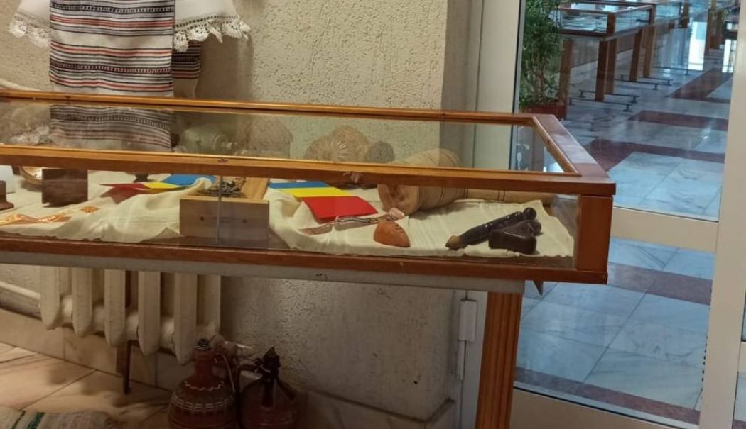Frumusețea tradițiilor românești, celebrată într-o expoziție la Biblioteca Județeană - expozitie-traditii-1764263945.jpg