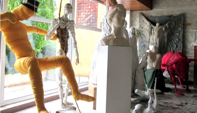 Expoziție inedită pe holul Colegiului de Artă - expozitieinedita-1403113985.jpg