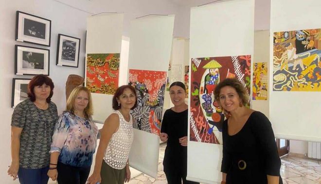 Artiștii populari din Jiaxing Xiuzhou îşi expun lucrările la Muzeul de Artă Constanţa