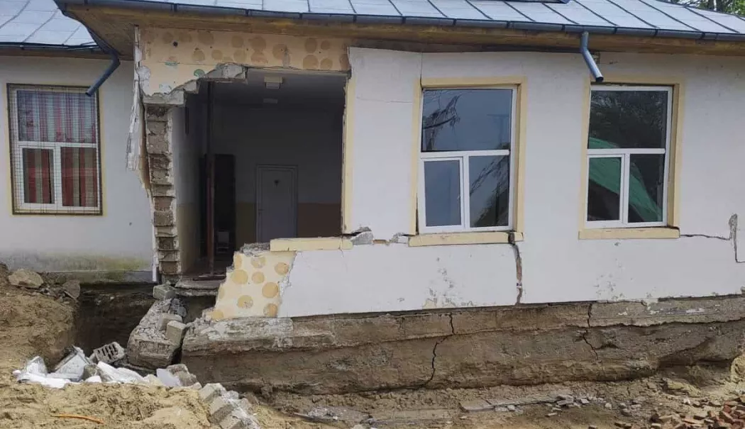 Incident grav într-o școală! Un perete s-a prăbușit lângă elevi în timpul orelor