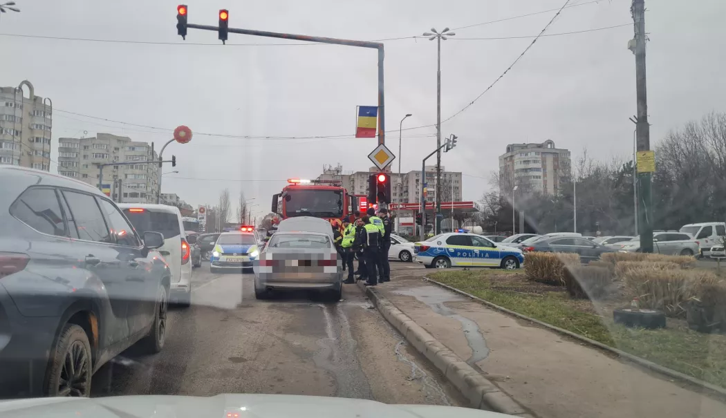 Trafic paralizat la intrare în Constanța. Un autoturism a luat foc
