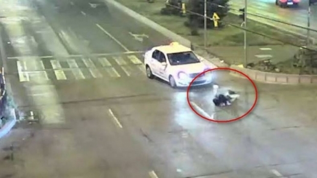 SCENE ȘOCANTE! Adolescentă de 16 ani, spulberată de un taxi pe o trecere de pietoni - f10d4c17b0c3eadac92523d52cfe34d6-1529323714.jpg