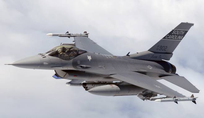 SUA: Aeronave de pasageri, escortate de avioane F-16 după o amenințare cu bombă - f16-1422176758.jpg