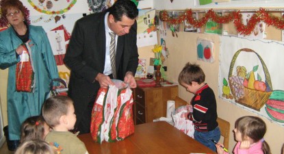 Gigi Chiru, în rolul lui Moș Nicolae pentru 500 de copii - f18113a7d563cabe4df32ef759f450d6.jpg