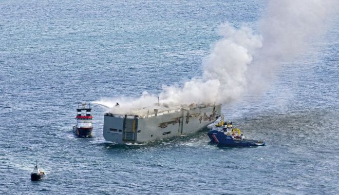 Navă cu 3.000 de mașini la bord, cuprinsă de flăcări! "Echipajul a încercat să stingă singur incendiul, dar nu a reușit"