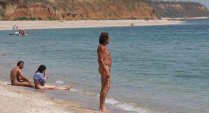 Nonconformiști în costumul lui Adam și Eva la Vama Veche - f2024bb88e892c25cfab097cce2d24fa.jpg
