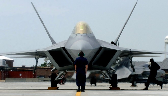 Atacurile contra grupării teroriste Stat Islamic, primul test pentru F-22 Raptor. De ce este capabil acest avion de vânătoare - f22raptor1-1411728305.jpg