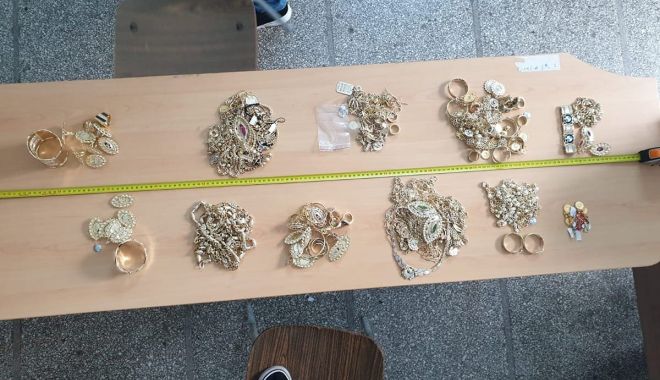 Peste 1.500 grame de bijuterii, fără documente, descoperite de poliţiştii de frontieră constănţeni - f3be649be1bc4a519991ea36888a0137-1632557969.jpg