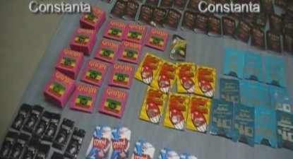 Aproape patru kilograme de droguri, confiscate de la magazinele de vise - f3ef8c702797e0afc3064ac0cbfaf8d5.jpg