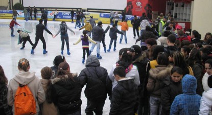Elevii sunt scoși de la ore și trimiși la patinoar de pesediști - f54a8929510be6fdc37ca5d669c13170.jpg