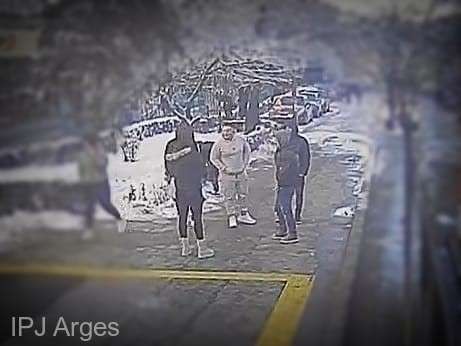 Un tânăr care a agresat sexual o fată şi a împins-o din autobuz, căutat de poliţişti