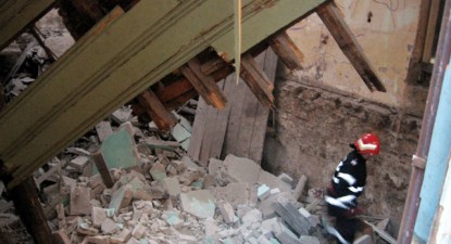 Încă o clădire din Piața Ovidiu s-a prăbușit aseară - f7fa8e98e17f3035177b2b6a79740c24.jpg