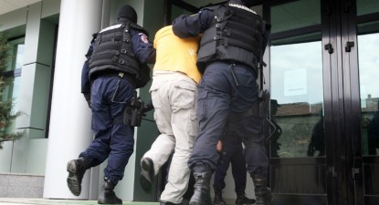 Prinși de jandarmi la furat de combustibil din conducte - f82b271f71f69d741322688588645c4e.jpg