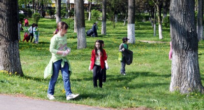 Parcul Tăbăcărie și plaja Trei Papuci, igienizate cu ajutorul elevilor și voluntarilor - f861304a6d022c22e70244ebc8f87f49.jpg