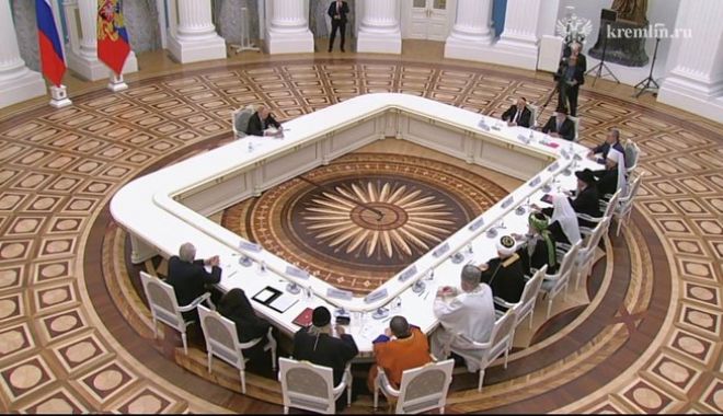 Putin, ținta unor noi ironii, după ce s-a afișat la o nouă masă uriașă - f9tad6nxqaanhiu-1698429814.jpg