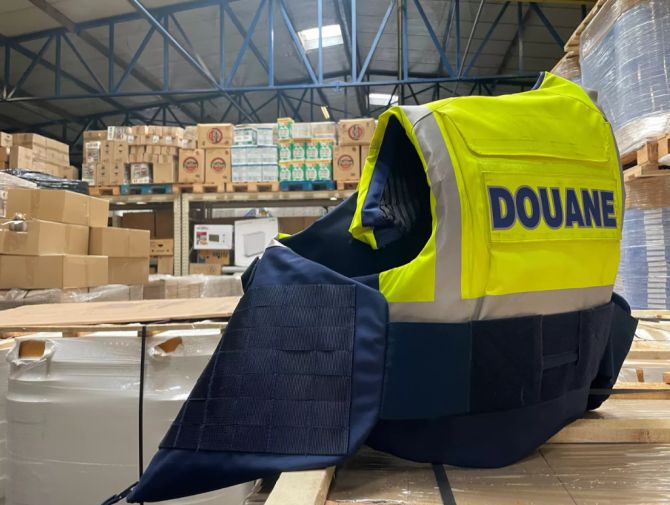 Români găsiţi muncind în cea mai mare fabrică ilegală de țigări descoperită până acum în Belgia