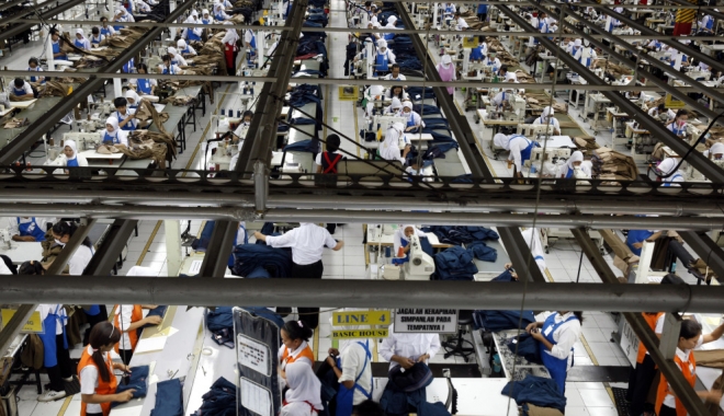 SITUAȚIE ȘOCANTĂ! Muncitorii din fabricile Zara au ascuns mesaje de ajutor în haine - fabricatextilenindonesiareuters-1510216003.jpg
