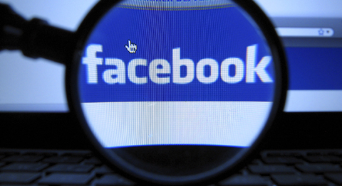 Ce pericole se ascund  în spatele conturilor  de Facebook sau Twitter - facebook-1361280513.jpg