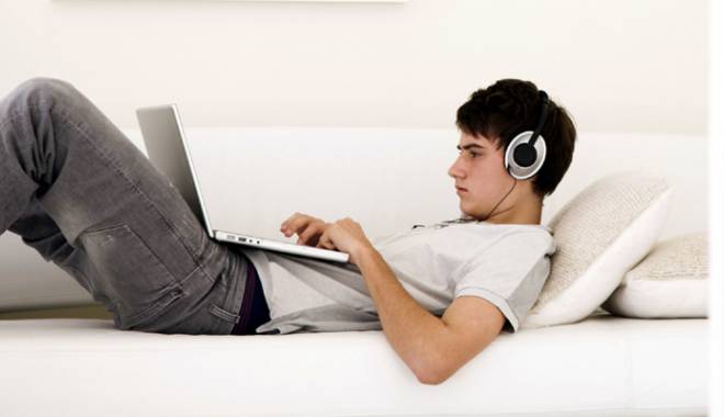 Fenomenul Facebook. Cum ajung adolescenții prizonieri într-o lume virtuală - facebook-1422033076.jpg